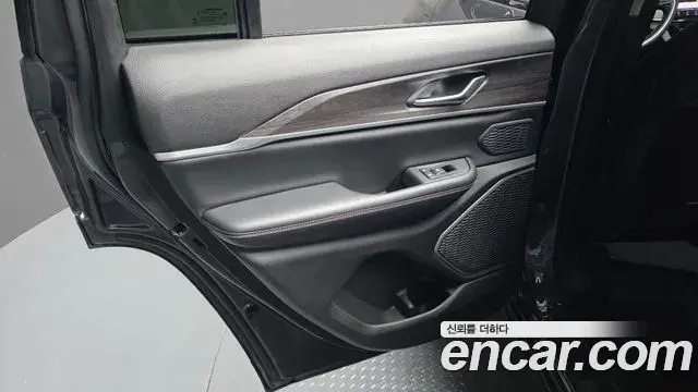 Jeep Grand Cherokee 2023 — Photo 18/32