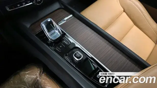 Volvo XC60 2022 — Photo 13/34