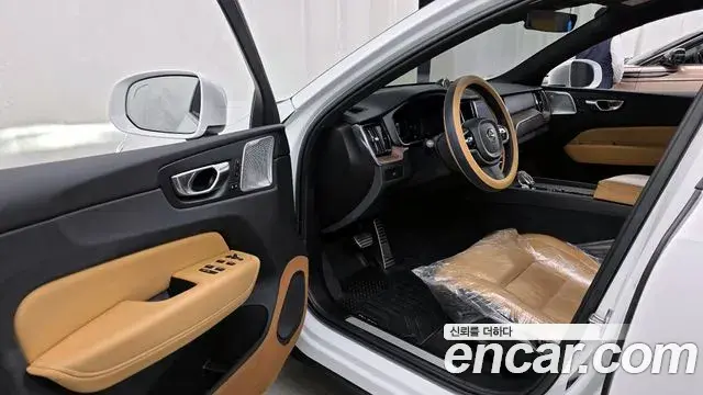 Volvo XC60 2022 — Photo 18/34