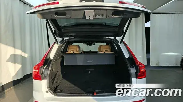Volvo XC60 2022 — Photo 10/34