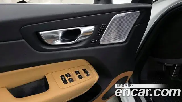 Volvo XC60 2022 — Photo 25/34