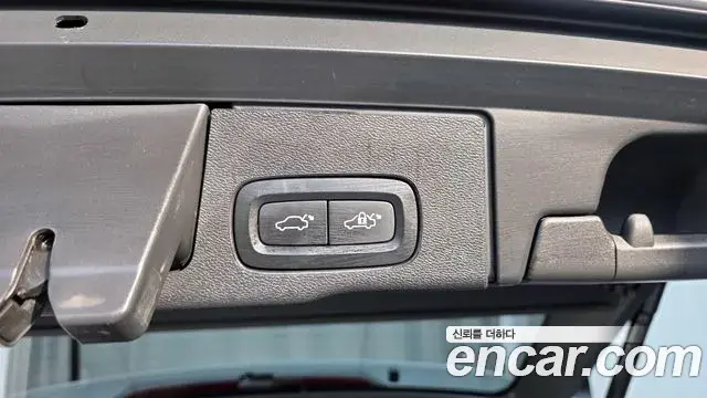 Volvo XC60 2022 — Photo 32/34