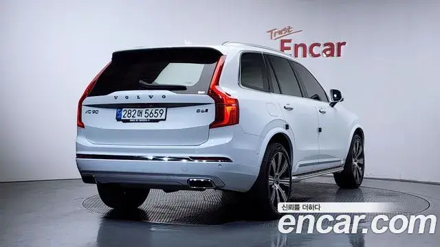 Volvo XC90 2021 — Photo 24/39