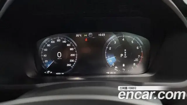 Volvo XC90 2021 — Photo 35/39