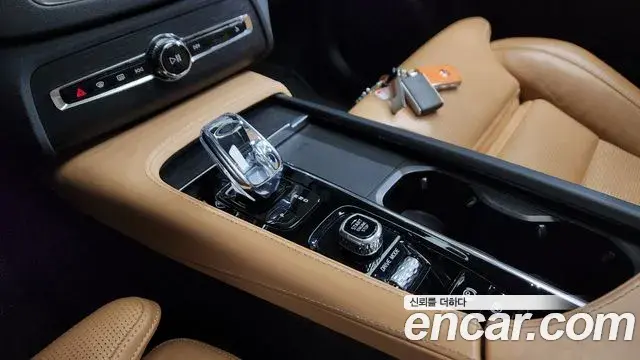 Volvo XC90 2021 — Photo 23/39
