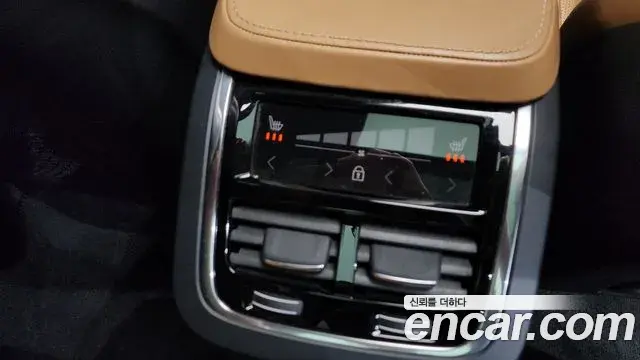 Volvo XC90 2021 — Photo 26/39