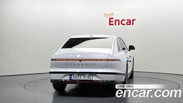 Hyundai Grandeur Hybrid 2023 — Photo 17/37