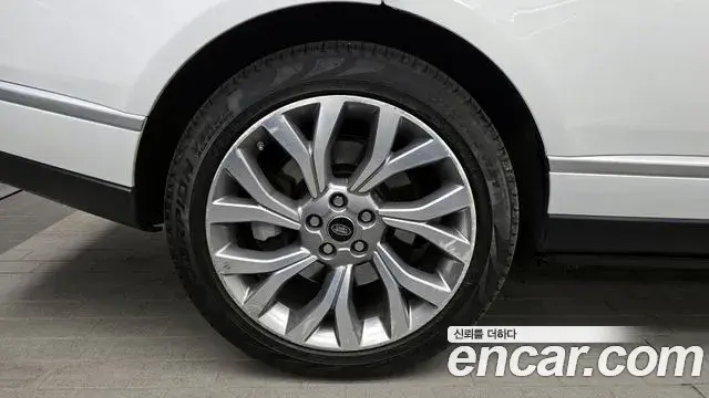 Land Rover Range Rover 2020 — ფოტო 13/20