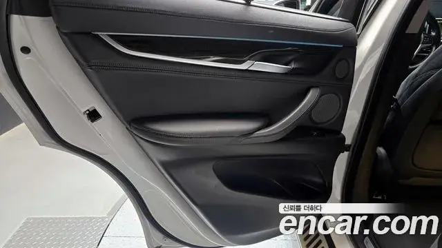 BMW X6 2018 — Şəkil 25/29