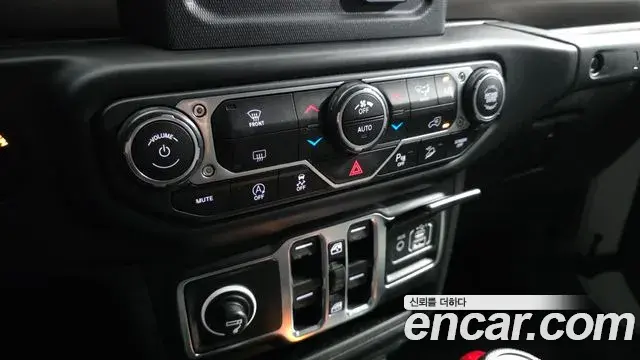 Jeep Wrangler 2020 — Фото 17/20