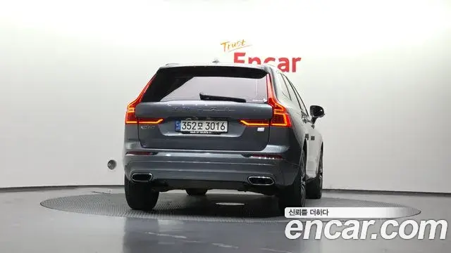 Volvo XC60 2021 — Photo 11/20