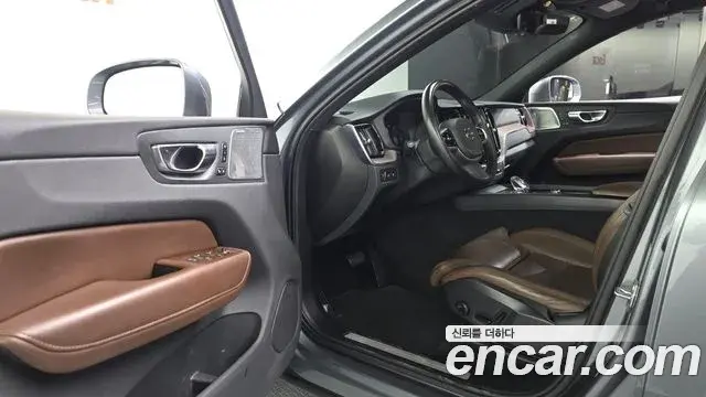 Volvo XC60 2021 — Photo 6/20