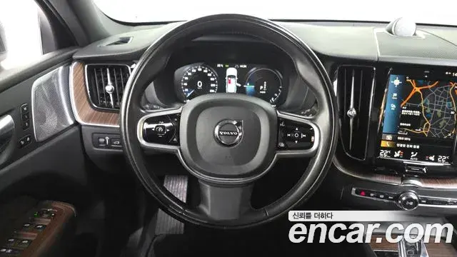 Volvo XC60 2021 — Photo 12/20