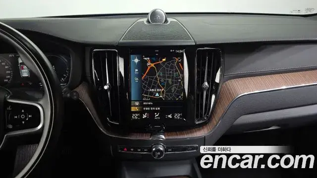 Volvo XC60 2021 — Photo 13/20