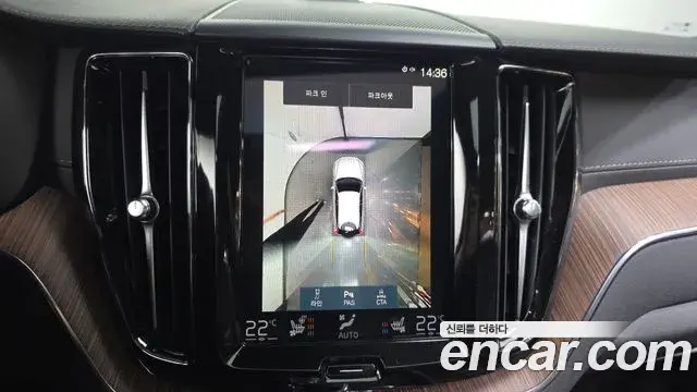 Volvo XC60 2021 — Photo 18/20