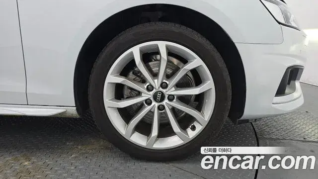 Audi A4 2022 — ფოტო 16/31