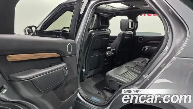 Land Rover Discovery 5 2018 — Photo 7/20
