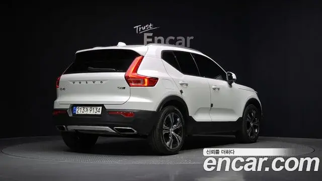 Volvo XC40 2020 — Фото 1/20