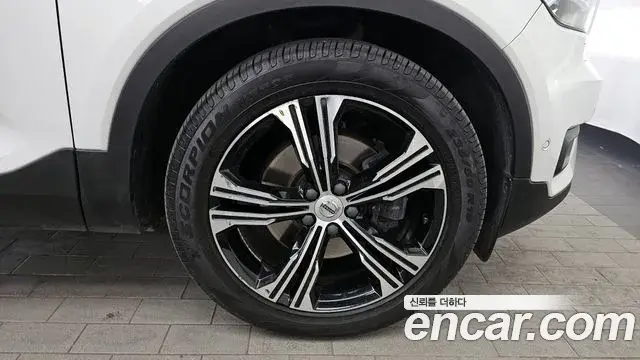 Volvo XC40 2020 — Şəkil 7/37