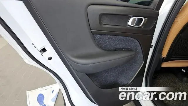 Volvo XC40 2020 — Şəkil 36/37