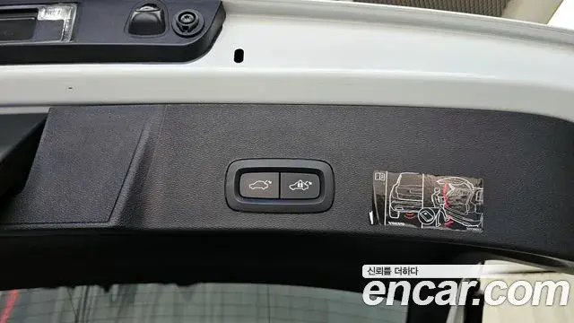 Volvo XC40 2020 — Şəkil 32/37