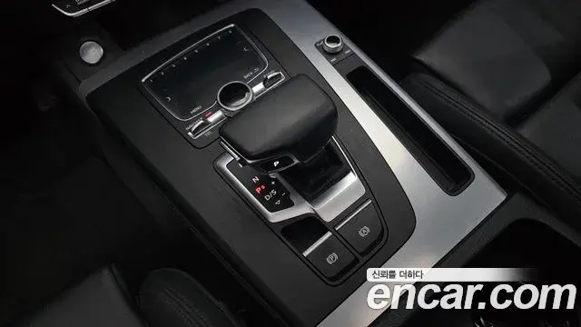 Audi Q5 2020 — ფოტო 28/35