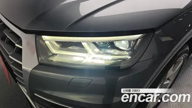 Audi Q5 2020 — ფოტო 32/35