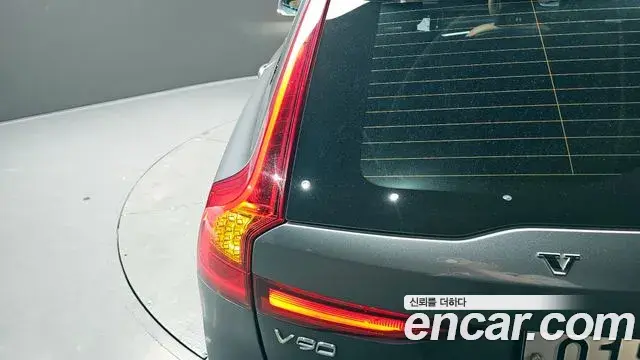 Volvo V90 Cross Country 2018 — Photo 11/30