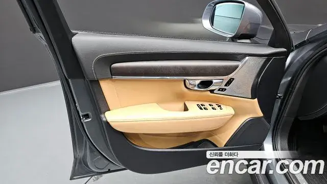 Volvo V90 Cross Country 2018 — Photo 29/30