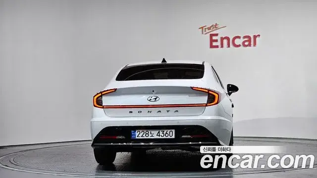 Hyundai Sonata Hybrid 2022 — ფოტო 31/32