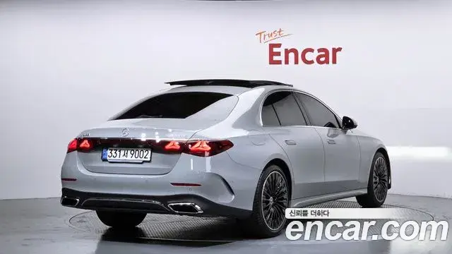 Mercedes-Benz E-Class 2024 — Photo 10/20