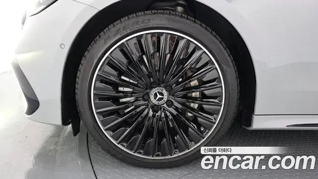 Mercedes-Benz E-Class 2024 — Photo 12/20