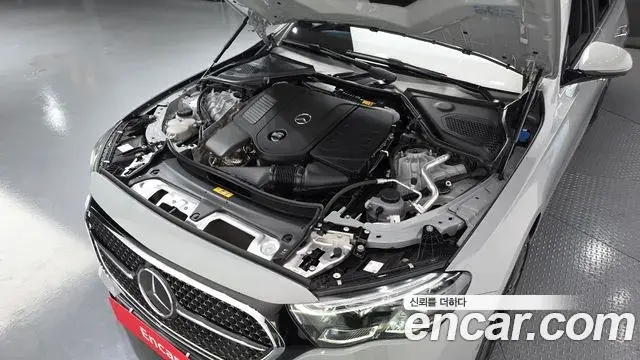 Mercedes-Benz E-Class 2024 — Photo 7/20
