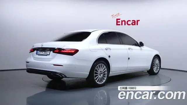 Mercedes-Benz E-Class 2023 — Photo 12/20