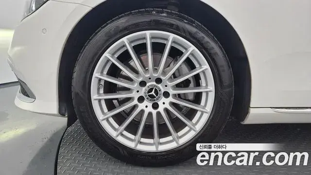Mercedes-Benz E-Class 2023 — Photo 4/20