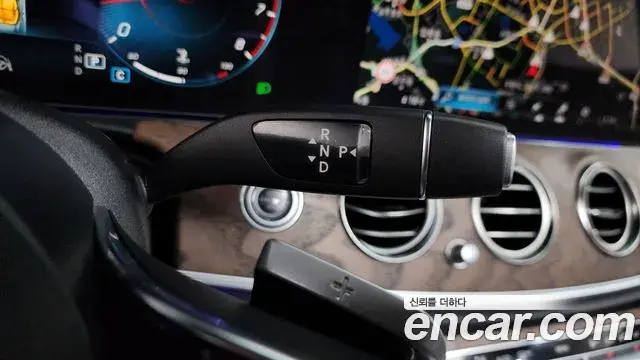 Mercedes-Benz E-Class 2023 — Photo 13/20