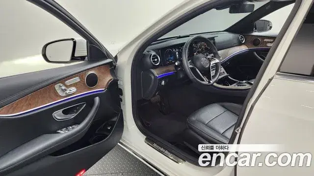 Mercedes-Benz E-Class 2023 — Photo 11/20