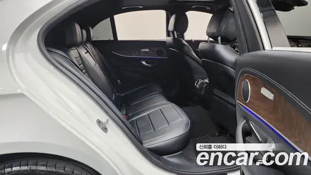 Mercedes-Benz E-Class 2023 — Photo 18/20