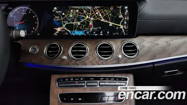 Mercedes-Benz E-Class 2023 — Photo 8/20