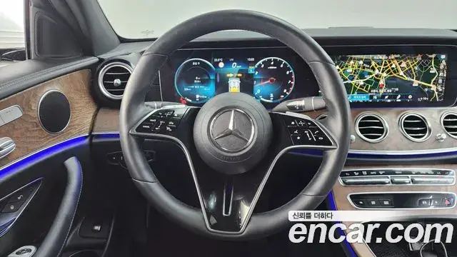 Mercedes-Benz E-Class 2023 — Photo 7/20