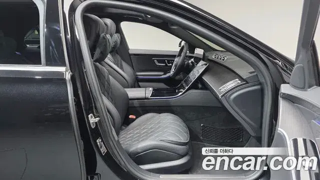 Mercedes-Benz S-Class 2025 — Photo 4/35