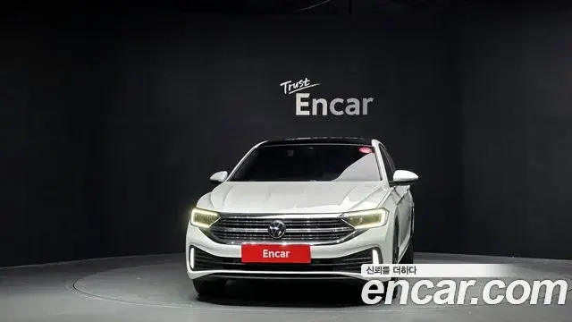 Volkswagen Jetta 2022 — ფოტო 19/32