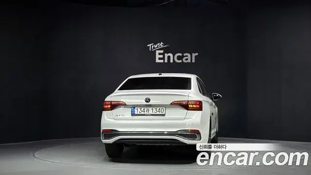 Volkswagen Jetta 2022 — ფოტო 18/32