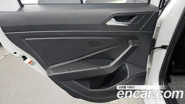 Volkswagen Jetta 2022 — ფოტო 30/32