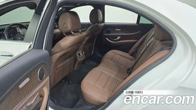 Mercedes-Benz E-Class 2022 — Фото 11/20