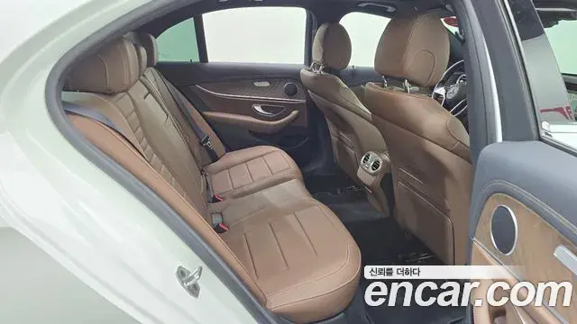 Mercedes-Benz E-Class 2022 — Фото 20/20