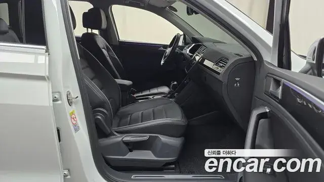Volkswagen Tiguan 2021 — Şəkil 26/30