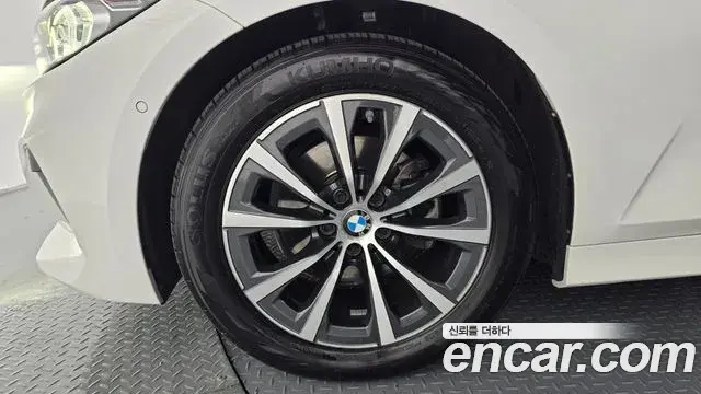 BMW 3 Series 2023 — ფოტო 28/33