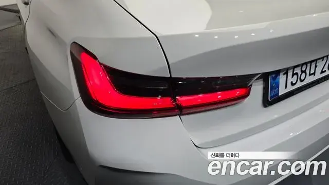 BMW 3 Series 2023 — ფოტო 31/33
