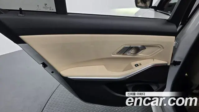 BMW 3 Series 2023 — ფოტო 18/33